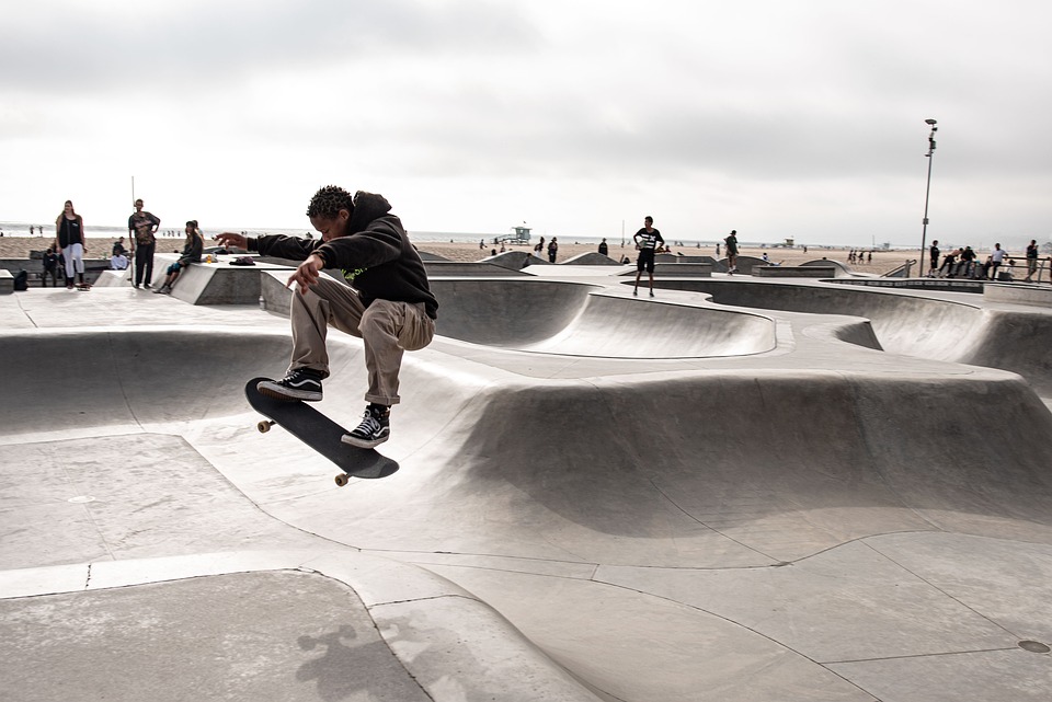 Syn si přeje skateboard.